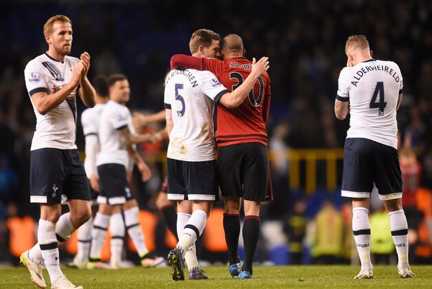 LONDON, ENGLAND - APRIL 25:  Jan Vertonghen of Tottenham Hotspur (5) in discussion with Sandro of West Bromwich Albion as team mates look dejected after  the Barclays Premier League match between Tottenham Hotspur and West Bromwich Albion at White Hart Lane on April 25, 2016 in London, England.  (Photo by Mike Hewitt/Getty Images)