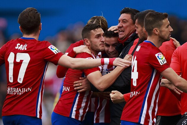MADRID, SPAIN - APRIL 23:  Angel Martin Correa (3dL) of Atletico de Madrid celebrates scoring their opening goal with assistant coach German Burgos (3dR) and teammates during the La Liga match between Club Atletico de Madrid and Malaga CF at Vicente Calderon Stadium on April 23, 2016 in Madrid, Spain.  (Photo by Gonzalo Arroyo Moreno/Getty Images)