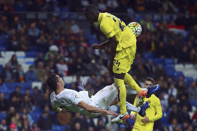 MADRID, SPAIN - APRIL 20: Cristiano Ronaldo (L) of Real Madrid CF (L) competes for the ball with Eric Bertrand Bailly (R) of Villarreal CF during the La Liga match between Real Madrid CF and Villarreal CF at Estadio Santiago Bernabeu on April 20, 2016 in Madrid, Spain.  (Photo by Gonzalo Arroyo Moreno/Getty Images)