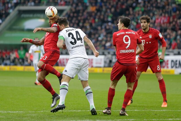 (L-R) Arturo Vidal of Bayern Munchen, Granit Xhaka of Borussia Monchengladbach during the Bundesliga match between Borussia Mönchengladbach and Bayern München on December 5, 2015 at the Borussia-Park in Mönchengladbach, Germany.(Photo by VI Images via Getty Images)