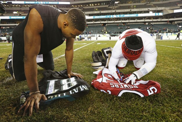 PHILADELPHIA, PA - DECEMBER 20: Jordan Matthews #81 of the Philadelphia Eagles and Jerraud Powers #25 of the Arizona Cardinals sign each others jersey before exchanging them after the Cardinals defeated the eagles 40-17 in a football game at Lincoln Financial Field on December 20, 2015 in Philadelphia, Pennsylvania. (Photo by Rich Schultz /Getty Images)