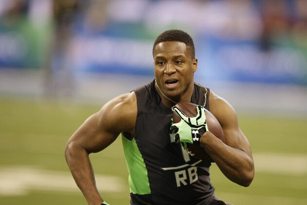 Alabama running back Kenyan Drake runs a drill at the NFL football scouting combine in Saturday, Feb. 27, 2016, in Indianapolis. (AP Photo/Darron Cummings)