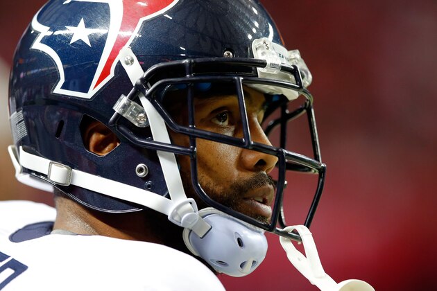 ATLANTA, GA - OCTOBER 04: Arian Foster #23 of the Houston Texans looks on from the sideline in the first half against the Atlanta Falcons at the Georgia Dome on October 4, 2015 in Atlanta, Georgia.  (Photo by Kevin C. Cox/Getty Images)