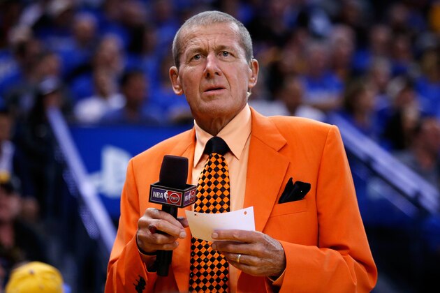 OAKLAND, CA - OCTOBER 27:  TNT reporter Craig Sager is seen on the sidelines during the NBA season opener between the Golden State Warriors and the New Orleans Pelicans at ORACLE Arena on October 27, 2015 in Oakland, California. NOTE TO USER: User expressly acknowledges and agrees that, by downloading and or using this photograph, User is consenting to the terms and conditions of the Getty Images License Agreement.  (Photo by Ezra Shaw/Getty Images)