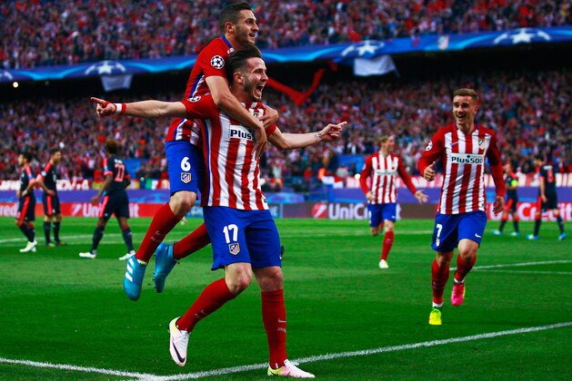 MADRID, SPAIN - APRIL 27:  Saul Niguez of Atletico Madrid (17) celebrates with Koke of Atletico Madrid and team mates as he scores their first goal during the UEFA Champions League semi final first leg match between Club Atletico de Madrid and FC Bayern Muenchen at Vincente Calderon on April 27, 2016 in Madrid, Spain.  (Photo by Gonzalo Arroyo Moreno/Getty Images)