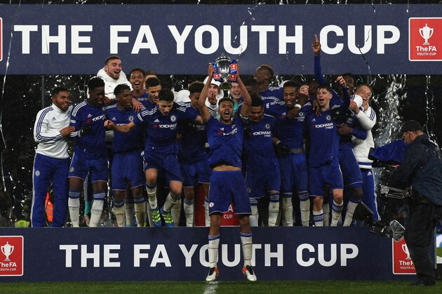 LONDON, ENGLAND - APRIL 27:  Chelsea team celebrates with the trophy after winning the FA Youth Cup Final - Second Leg match between Chelsea v Manchester City at Stamford Bridge on April 27, 2016 in London, England.  (Photo by Ian Walton/Getty Images)