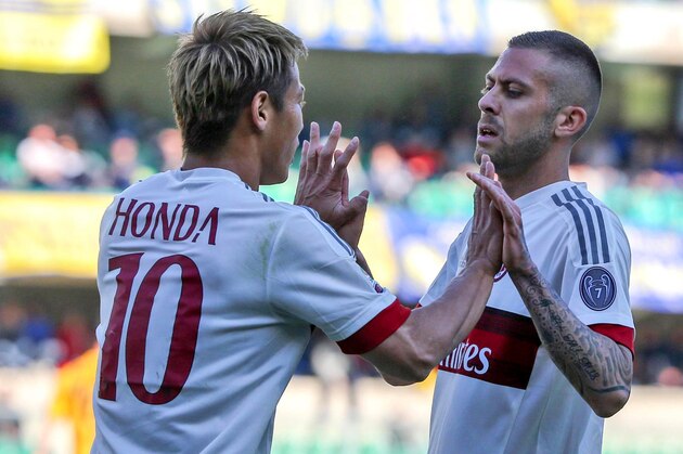 Milan's forward Jeremy Menez, right, celebrates with his teammate Keisuke Honda, after he scored during a Serie A match between Hellas Verona and Ac Milan, at the Bentegodi Stadium, in Verona, Italy, Monday, April 25, 2016. (Filippo Venezia?ANSA via AP) ITALY OUT