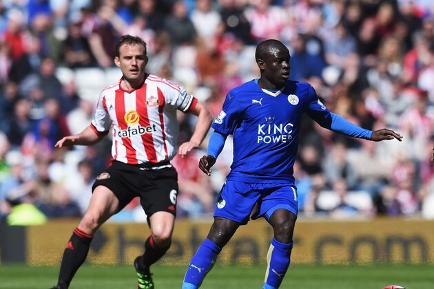 SUNDERLAND, UNITED KINGDOM - APRIL 10:  Ngolo Kante of Leicester City is watched by Lee Cattermole of Sunderland during the Barclays Premier League match between Sunderland and Leicester City at the Stadium of Light on April 10, 2016 in Sunderland, England.  (Photo by Michael Regan/Getty Images)