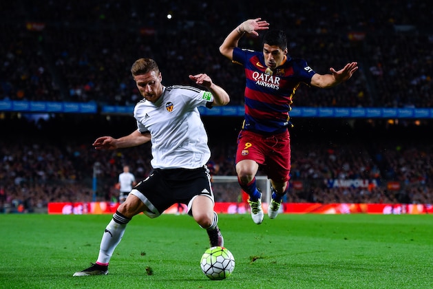 BARCELONA, SPAIN - APRIL 17:  Luis Suarez of FC Barcelona competes for the ball with Shkodran Mustafi of Valencia CF during the La Liga match between FC Barcelona and Valencia CF at Camp Nou on April 17, 2016 in Barcelona, Spain.  (Photo by David Ramos/Getty Images)