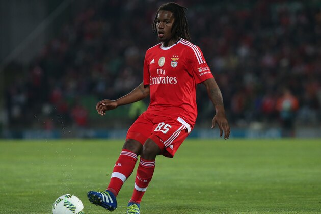 VILA DO CONDE, PORTUGAL - APRIL 24: SL Benfica's midfielder Renato Sanches in action during the Primeira Liga match between Rio Ave FC and SL Benfica at Estadio dos Arcos on April 24, 2016 in Lisbon, Portugal. (Photo by Gualter Fatia/Getty Images)