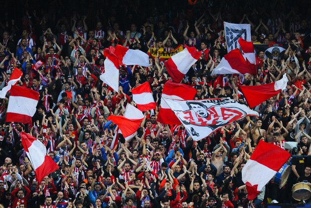 MADRID, SPAIN - APRIL 27:  Club Atletico de Madrid fans cheer on their team during the UEFA Champions League semi final first leg match between Club Atletico de Madrid and FC Bayern Muenchen at Vincente Calderon on April 27, 2016 in Madrid, Spain.  (Photo by David Ramos/Getty Images)