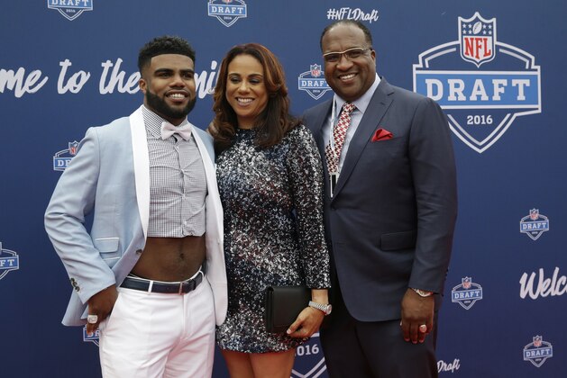 Ohio State's Ezekiel Elliott, left, poses for photos upon arriving for the first round of the 2016 NFL football draft at the Auditorium Theater of Roosevelt University, Thursday, April 28, 2016, in Chicago. (AP Photo/Nam Y. Huh)