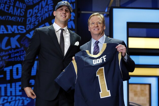 Jared Goff posa con el comisionado de la NFL Roger Goodell, luego que los Rams de Los Ángeles lo reclutaron como la primera selección del draft, el jueves 28 de abril de 2016 (AP Foto/Charles Rex Arbogast)