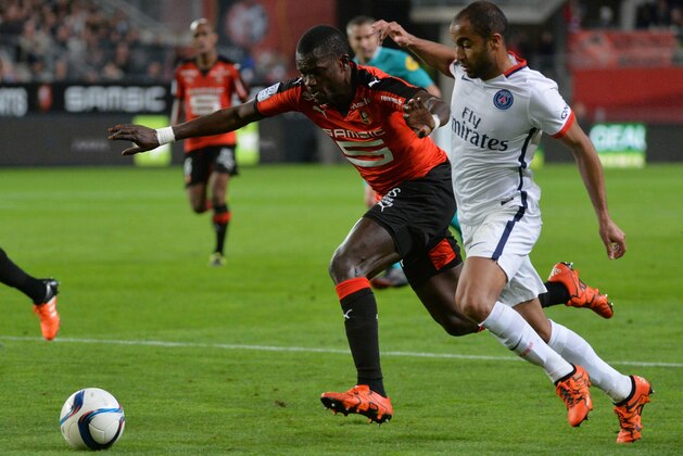 Rennes' Colombian midfielder Juan Fernando Quintero (L) vies for the ball with Paris Saint-Germain's French midfielder Blaise Matuidi (R) during the French L1 football match between Rennes (Stade Rennais FC) and  Paris Saint-Germain (PSG) on October 30, 2015, at the Roazhon Park in Rennes, north-western France. AFP PHOTO / JEAN-FRANCOIS MONIER        (Photo credit should read JEAN-FRANCOIS MONIER/AFP/Getty Images)