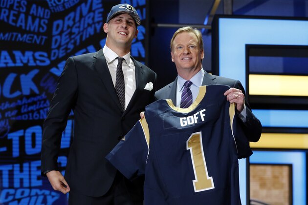 Jared Goff posa con el comisionado de la NFL Roger Goodell, luego que los Rams de Los Ángeles lo reclutaron como la primera selección del draft, el jueves 28 de abril de 2016 (AP Foto/Charles Rex Arbogast)