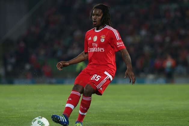 VILA DO CONDE, PORTUGAL - APRIL 24: SL Benfica's midfielder Renato Sanches in action during the Primeira Liga match between Rio Ave FC and SL Benfica at Estadio dos Arcos on April 24, 2016 in Lisbon, Portugal. (Photo by Gualter Fatia/Getty Images)