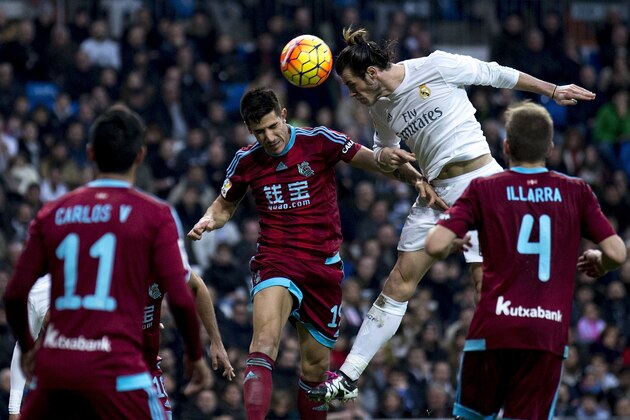 MADRID, SPAIN - DECEMBER 30: Gareth Bale of Real Madrid CF wins the header after Yuri Berchiche of Real Sociedad de Futbol during the La Liga match between Real Madrid CF and Real Sociedad de Futbol at Estadio Santiago Bernabeu on December 30, 2015 in Madrid, Spain.  (Photo by Gonzalo Arroyo Moreno/Getty Images)