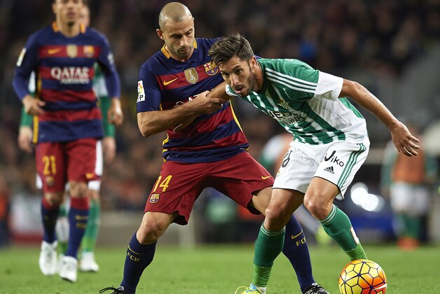 BARCELONA, SPAIN - DECEMBER 30:  Javier Mascherano (14) of Barcelona competes for the ball with CeJudo of Betis during the La Liga match between FC Barcelona and Real Betis Balompie at Camp Nou on December 30, 2015 in Barcelona, Spain.  (Photo by Manuel Queimadelos Alonso/Getty Images)