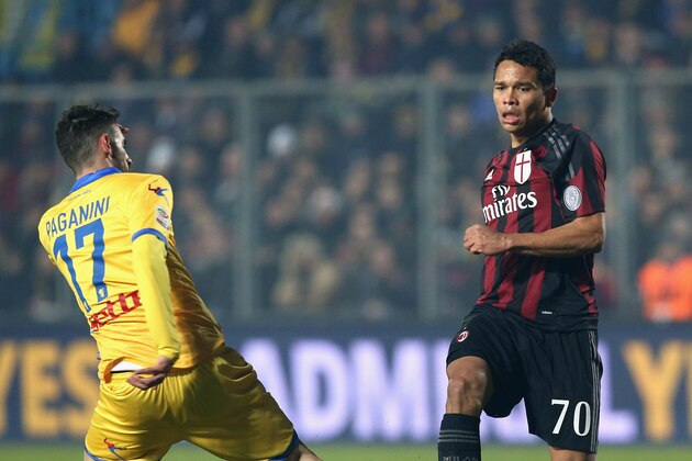 FROSINONE, ITALY - DECEMBER 20:  Carlos Bacca (R) of Milan competes for the ball with Luca Paganini of Frosinone during the Serie A match between Frosinone Calcio and AC Milan at Stadio Matusa on December 20, 2015 in Frosinone, Italy.  (Photo by Maurizio Lagana/Getty Images)