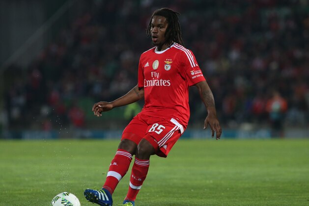 VILA DO CONDE, PORTUGAL - APRIL 24: SL Benfica's midfielder Renato Sanches in action during the Primeira Liga match between Rio Ave FC and SL Benfica at Estadio dos Arcos on April 24, 2016 in Lisbon, Portugal. (Photo by Gualter Fatia/Getty Images)