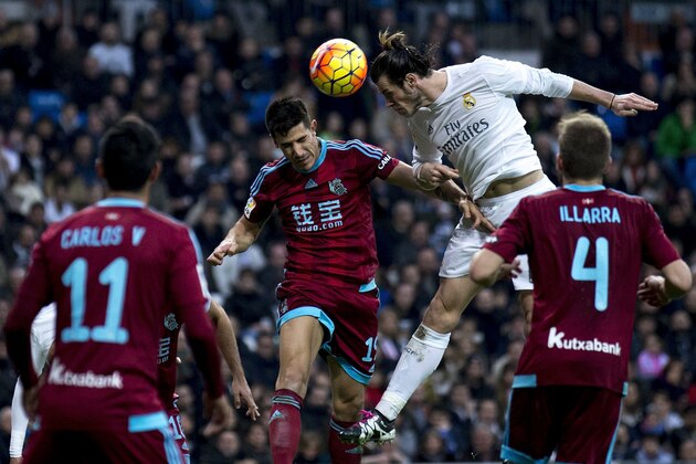 MADRID, SPAIN - DECEMBER 30: Gareth Bale of Real Madrid CF wins the header after Yuri Berchiche of Real Sociedad de Futbol during the La Liga match between Real Madrid CF and Real Sociedad de Futbol at Estadio Santiago Bernabeu on December 30, 2015 in Madrid, Spain.  (Photo by Gonzalo Arroyo Moreno/Getty Images)