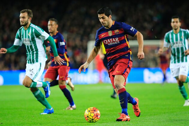Barcelona's Uruguayan forward Luis Suarez (C) runs with the ball during the Spanish league football match FC Barcelona vs Real Betis Balompie at the Camp Nou stadium in Barcelona on December 30, 2015.   AFP PHOTO/ PAU BARRENA / AFP / PAU BARRENA        (Photo credit should read PAU BARRENA/AFP/Getty Images)