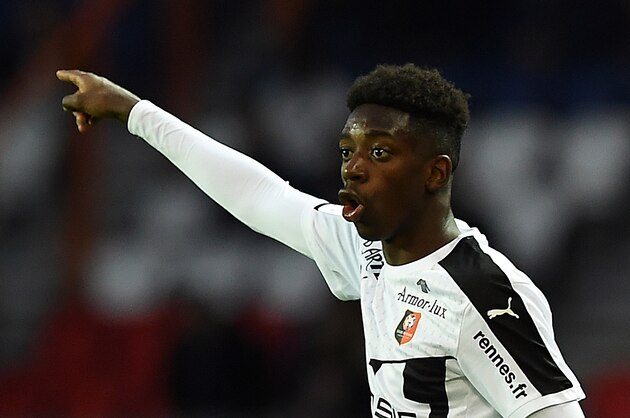 Rennes' French forward Ousmane Dembele (R) gestures next to Paris Saint-Germain's Brazilian defender Maxwell  during the French L1 football match between Paris Saint-Germain and Rennes at the Parc des Princes stadium in Paris on April 30, 2016.  / AFP / FRANCK FIFE        (Photo credit should read FRANCK FIFE/AFP/Getty Images)