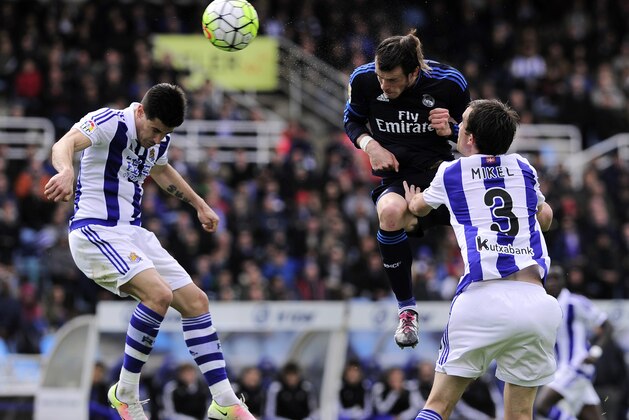 Real Madrid's Welsh forward Gareth Bale (C) vies with Real Sociedad's defender Yuri Berchiche (L) and defender Mikel Gonzalez (R) during the Spanish league football match Real Sociedad de Futbol vs Real Madrid CF at the Anoeta stadium in San Sebastian on April 30, 2016. / AFP / ANDER GILLENEA        (Photo credit should read ANDER GILLENEA/AFP/Getty Images)