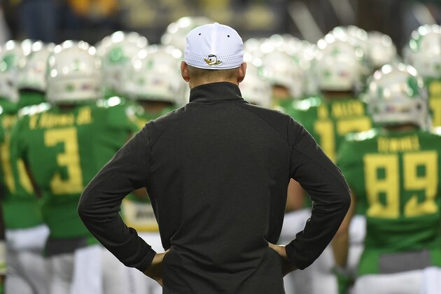 EUGENE, OR - NOVEMBER 07:  Head coach Mark Helfrich of the Oregon Ducks looks on as his team warms up before the game against the California Golden Bears at Autzen Stadium on November 7, 2015 in Eugene, Oregon.  (Photo by Steve Dykes/Getty Images)