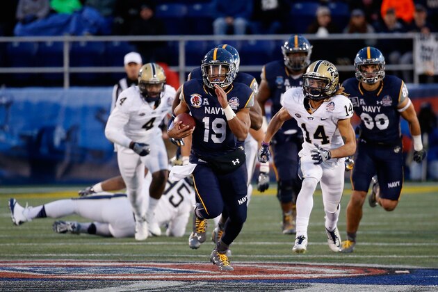 ANNAPOLIS, MD - DECEMBER 28:  Keenan Reynolds #19 of the Navy Midshipmen rushes the ball against the Pittsburgh Panthers in the third quarter of their 44-28 win during the Military Bowl at Navy-Marine Corps Memorial Stadium on December 28, 2015 in Annapolis, Maryland.  (Photo by Rob Carr/Getty Images)