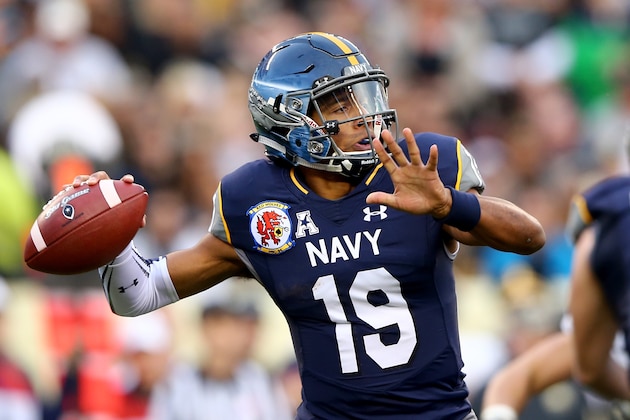 PHILADELPHIA, PA - DECEMBER 12:  Keenan Reynolds #19 of the Navy Midshipmen passes the ball in the first quarter against the Army Black Knights at Lincoln Financial Field on December 12, 2015 in Philadelphia, Pennsylvania.  (Photo by Elsa/Getty Images)