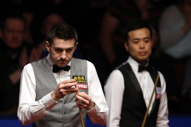 SHEFFIELD, ENGLAND - APRIL 30:  Mark Selby (L) of England and Marco Fu of Hong Kong during their semi final match against on day fifteen of the World Championship Snooker at Crucible Theatre on April 30, 2016 in Sheffield, England.  (Photo by Nigel Roddis/Getty Images)