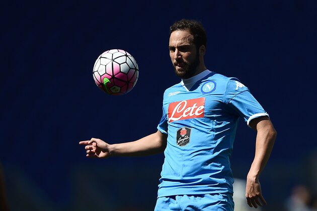Napoli's forward from Argentina Gonzalo Higuain controls the ball during the Italian Serie A football match AS Roma vs Napoli on April 25, 2016 at the Olympic Stadium in Rome.  / AFP / FILIPPO MONTEFORTE        (Photo credit should read FILIPPO MONTEFORTE/AFP/Getty Images)