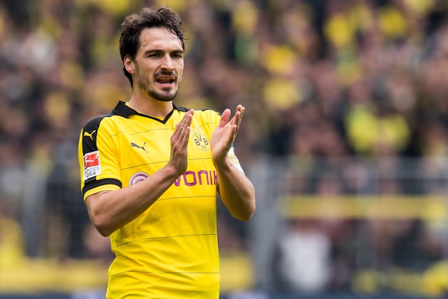 Mats Hummels of Borussia Dortmund during the Bundesliga match between Borussia Dortmund and VfL Wolfsburg on April 30, 2016 at the Signal Idun Park stadium in Dortmund, Germany.(Photo by VI Images via Getty Images) Mats Hummels of Borussia Dortmund during the Bundesliga match between Borussia Dortmund and VfL Wolfsburg on April 30, 2016 at the Signal Idun Park stadium in Dortmund, Germany.(Photo by VI Images via Getty Images)