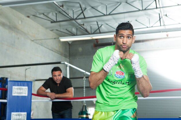 HAYWARD, CA - APRIL 18: Amir Khan (R) shadow boxes as Oscar De La Hoya looks on during an open media workout on April 18, 2016 in Hayward, California.  (Photo by Alexis Cuarezma/Getty Images)