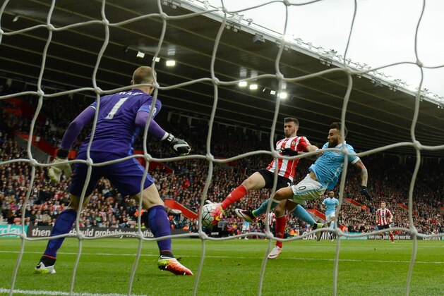 SOUTHAMPTON, ENGLAND - MAY 01:  Shane Long of Southampton beats Nicolas Otamendi and Joe Hart of Manchester City as he scores the opening goal during the Barclays Premier League match between Southampton and Manchester City at St Mary's Stadium on May 1, 2016 in Southampton, England.  (Photo by Mike Hewitt/Getty Images)
