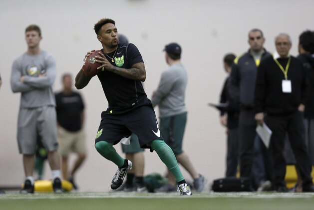 Oregon's Vernon Adams works out for NFL football scouts during Pro Day at the University of Oregon, Thursday, March 10, 2016, in Eugene, Ore. (AP Photo/Ryan Kang)