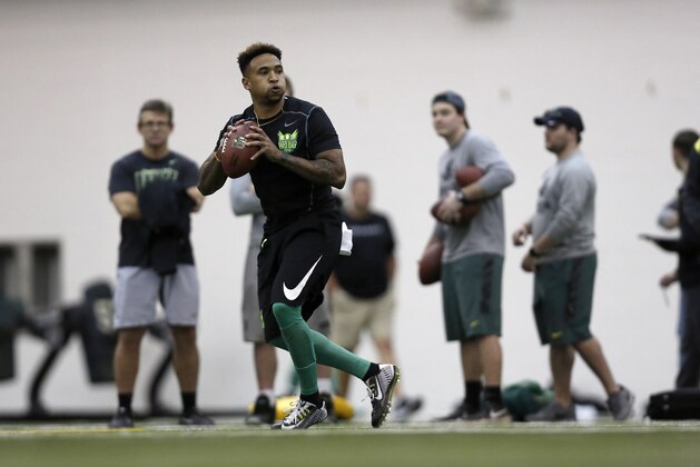 Oregon's Vernon Adams works out for NFL football scouts during Pro Day at the University of Oregon, Thursday, March 10, 2016, in Eugene, Ore. (AP Photo/Ryan Kang)