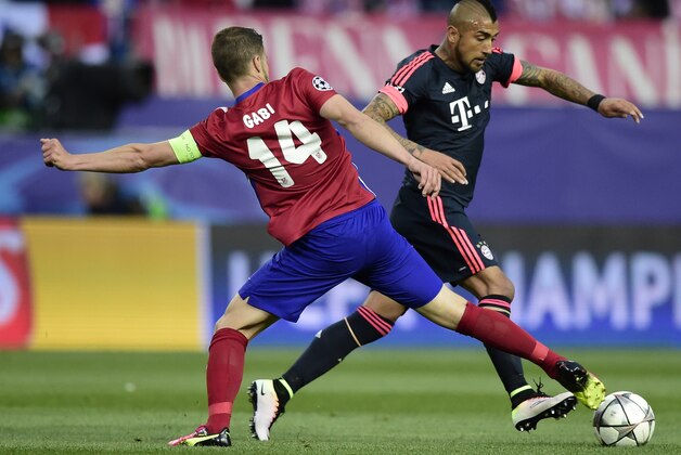 23R Atletico Madrid's midfielder Gabi vies with Bayern Munich's Chilean midfielder Arturo Vidal during the UEFA Champions League semi-final first leg football match Club Atletico de Madrid vs Bayern Munich at the Vicente Calderon stadium in Madrid on April 27, 2016. / AFP / JAVIER SORIANO (Photo credit should read JAVIER SORIANO/AFP/Getty Images) 23R Atletico Madrid's midfielder Gabi vies with Bayern Munich's Chilean midfielder Arturo Vidal during the UEFA Champions League semi-final first leg football match Club Atletico de Madrid vs Bayern Munich at the Vicente Calderon stadium in Madrid on April 27, 2016. / AFP / JAVIER SORIANO (Photo credit should read JAVIER SORIANO/AFP/Getty Images)