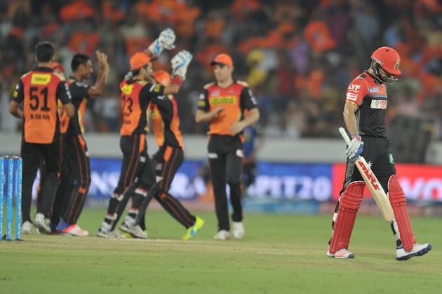 Sunrisers Hyderabad team celebrates the wicket of Virat Kohli(R) captain of Royal Challengers Bangalore  during the 2016 Indian Premier League (IPL) Twenty20 cricket match between Sunrisers Hyderabad and Royal Challengers Bangalore at The Rajiv Gandhi International Stadium in Hyderabad  on April 30, 2016. ----IMAGE RESTRICTED TO EDITORIAL USE - STRICTLY NO COMMERCIAL USE----- / AFP / NOAH SEELAM        (Photo credit should read NOAH SEELAM/AFP/Getty Images)