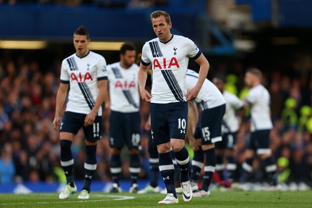 LONDON, ENGLAND - MAY 02 :  Harry Kane of Tottenham Hotspur stands with his team mates during the Barclays Premier League match between Chelsea and Tottenham Hotspur at Stamford Bridge on May 2, 2016 in London, England.  (Photo by Catherine Ivill - AMA/Getty Images)