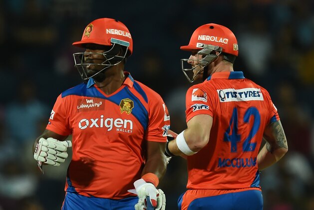 Gujarat Lions Dwayne Smith (L) and  Brendon McCullum take a run during the 2016 Indian Premier League(IPL) Twenty20 cricket match between Rising Pune Supergiants and Gujarat Lions at The Maharashtra Cricket Association Stadium in Pune on April 29, 2016.  / AFP / INDRANIL MUKHERJEE        (Photo credit should read INDRANIL MUKHERJEE/AFP/Getty Images)