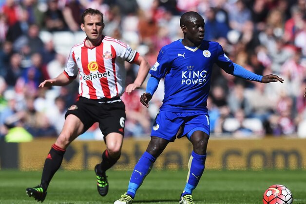 SUNDERLAND, UNITED KINGDOM - APRIL 10:  Ngolo Kante of Leicester City is watched by Lee Cattermole of Sunderland during the Barclays Premier League match between Sunderland and Leicester City at the Stadium of Light on April 10, 2016 in Sunderland, England.  (Photo by Michael Regan/Getty Images)