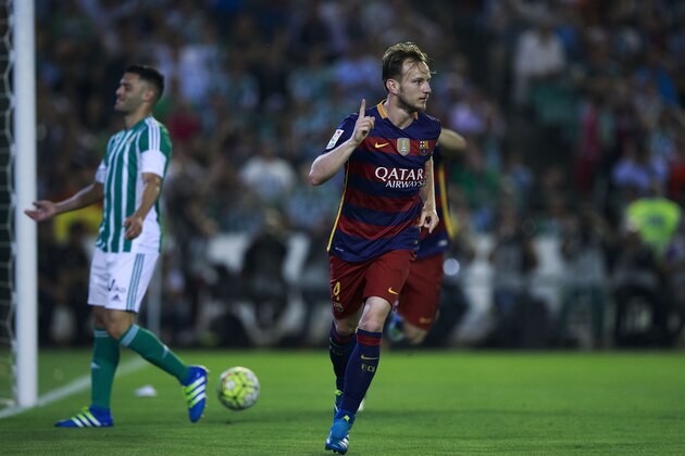 SEVILLE, SPAIN - APRIL 30:  Ivan Rakitic of FC Barcelona celebrates scoring their opening goal during the La Liga match between Real Betis Balompie and FC Barcelona at Estadio Benito Villamarin on April 30, 2016 in Seville, Spain.  (Photo by Gonzalo Arroyo Moreno/Getty Images)