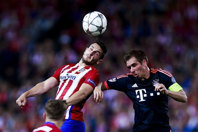 MADRID, SPAIN - APRIL 27: Koke of Atletico de Madrid wins the header after Philipp Lahm of Bayern Munich during the UEFA Champions League Semi Final first leg match between Club Atletico de Madrid and FC Bayern Muenchen at Vincente Calderon Stadium on April 26, 2016 in Madrid, Spain.  (Photo by Gonzalo Arroyo Moreno/Getty Images)