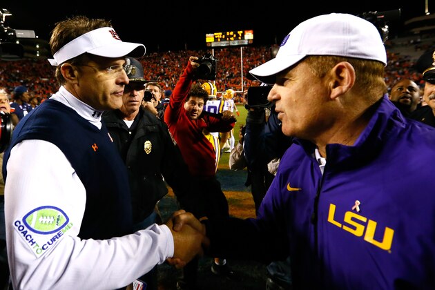 AUBURN, AL - OCTOBER 04:  Head coach Gus Malzahn of the Auburn Tigers shakes hands with head coach Les Miles of the LSU Tigers after their 41-7 win at Jordan Hare Stadium on October 4, 2014 in Auburn, Alabama.  (Photo by Kevin C. Cox/Getty Images)
