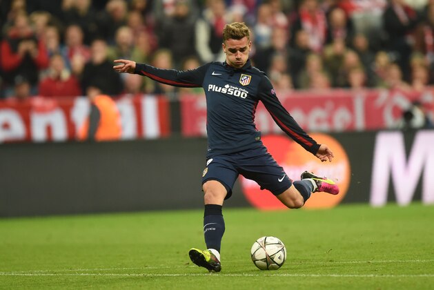 Atletico Madrid's French forward Antoine Griezmann shoots to score during the UEFA Champions League semi-final, second-leg football match between FC Bayern Munich and Atletico Madrid in Munich, southern Germany, on May 3, 2016. / AFP / Christof Stache        (Photo credit should read CHRISTOF STACHE/AFP/Getty Images)
