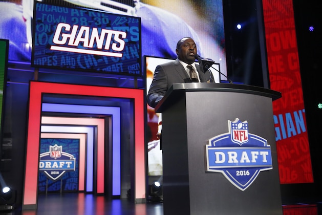 Former NFL player Rodney Hampton announces that the New York Giants selects Oklahoma’s Sterling Shepard as the 40th pick in the second round of the 2016 NFL football draft, Friday, April 29, 2016, in Chicago. (AP Photo/Charles Rex Arbogast)