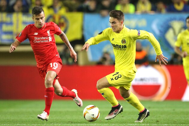 VILLARREAL, SPAIN - APRIL 28: Denis Suarez of Villarreal and Coutinho of Liverpool (left) in action during the UEFA Europa League semi final first leg match between Villarreal CF and Liverpool FC at Estadio El Madrigal stadium on April 28, 2016 in Villarreal, Spain. (Photo by Jean Catuffe/Getty Images)