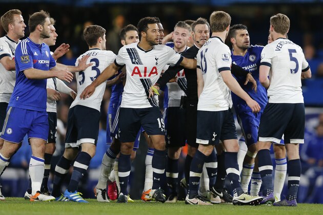 Referee Mark Clattenburg talks with Chelsea and Tottenham players during the English Premier League soccer match between Chelsea and Tottenham Hotspur at Stamford Bridge stadium in London, Monday, May 2, 2016. (AP Photo/Frank Augstein)